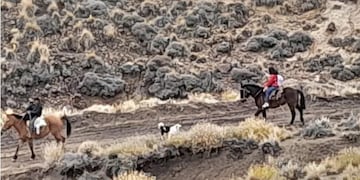 La niña que bajó el cerro a caballo para no perderse las clases.