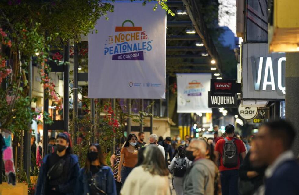 Así fue la primera ”Noche de las Peatonales” en Córdoba