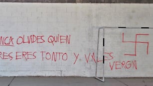 Aparecieron pintadas antisemitas en el IPEM 35 Ricardo Rojas. (Captura de pantalla)