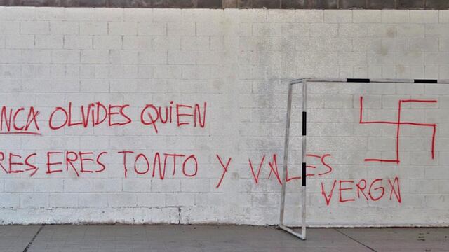 Aparecieron pintadas antisemitas en el IPEM 35 Ricardo Rojas. (Captura de pantalla)