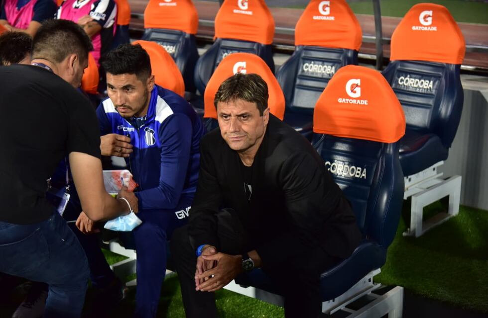 Ángel Hoyos dejó de ser el técnico de Talleres