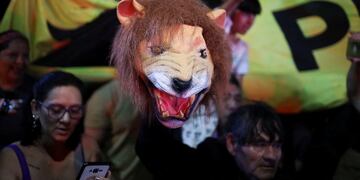 Los partidarios del presidente electo argentino Javier Milei celebran después de que Milei gane la segunda vuelta de las elecciones presidenciales. (Reuters)