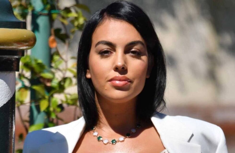 Georgina Rodríguez posó para la cámara con un look en tonos tierra y asimétrico