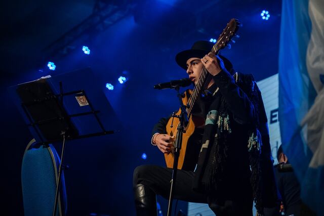 Payador Juan Cruz Merlo en la Vigilia Patria por el aniversario del 25 de Mayo. Archivo 2024.-