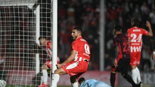 "Maravilla" Martínez otra vez  de cara al gol en Instituto, en la visita a Argentinos.