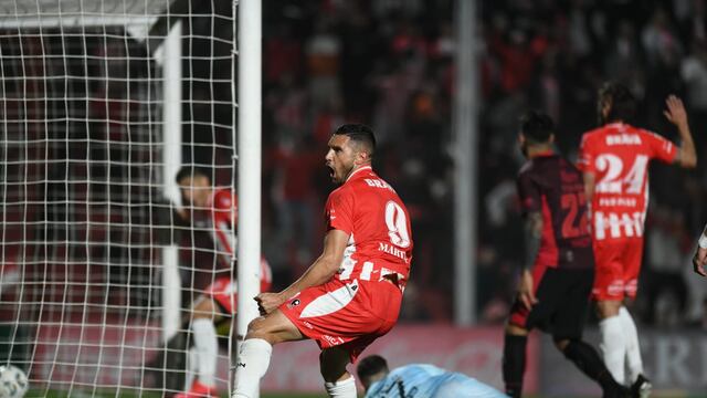 "Maravilla" Martínez otra vez  de cara al gol en Instituto, en la visita a Argentinos.