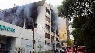 Incendio en el edificio de Apross. (José Gabriel Hernández / La Voz)