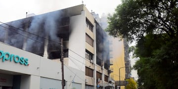Incendio en el edificio de Apross. (José Gabriel Hernández / La Voz)