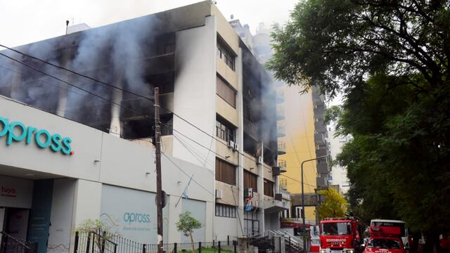 Incendio en el edificio de Apross. (José Gabriel Hernández / La Voz)