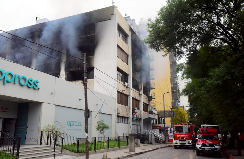Incendio en el edificio de Apross en Córdoba: las estremecedoras imágenes del fuego