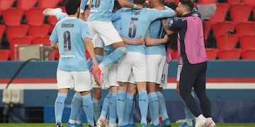 El festejo de los jugadores del City tras ganar en París en el partido de ida de las semifinales de la Champions. (DPA)