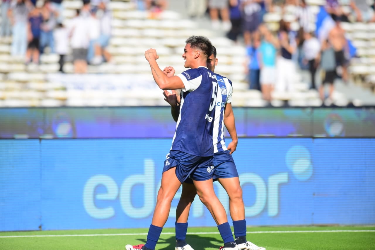 Matías Alejandro Galarza celebra su gol para Talleres en el duelo ante Instituto, por la última fecha del Apertura. (José Gabriel Hernández / La Voz)