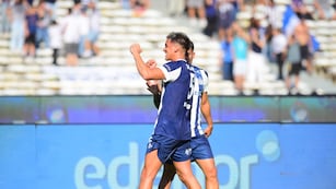Matías Alejandro Galarza celebra su gol para Talleres ante Instituto. El volante se reencuentra con su nivel.