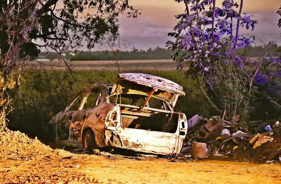 Posadas: hallaron un taxi incendiándose y su conductora está desaparecida