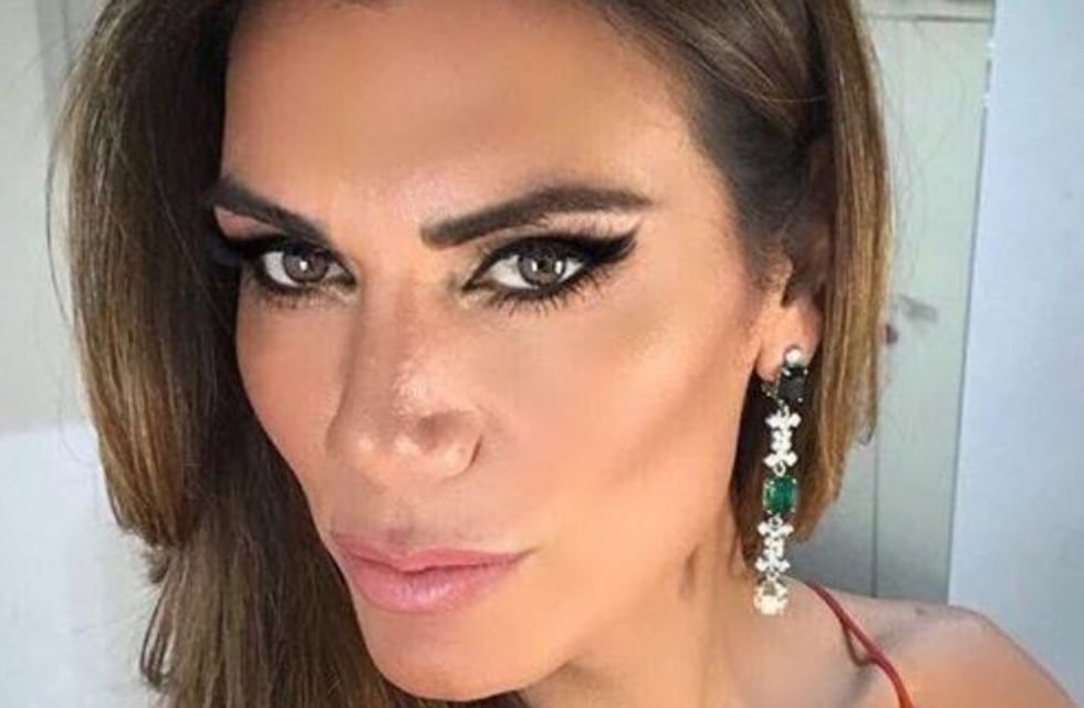 Flor de la V posó con un minivestido infartante para celebrar los 10 años de LAM y se robó todas las miradas