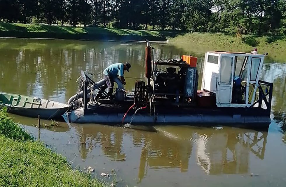 Efluentes cloacales: realizan limpieza en lagunas de tratamiento de Herrera y Urdinarrain