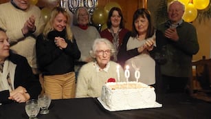 Vecina de 100 años cumplió años y la sorprendieron en Carlos Paz