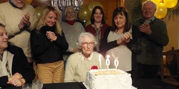 Vecina de 100 años cumplió años y la sorprendieron en Carlos Paz