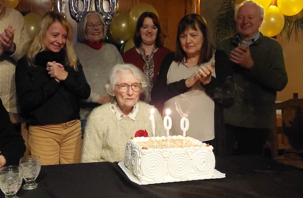 Carlos Paz: Cumplió 100 años y sus vecinos le organizaron una fiesta sorpresa