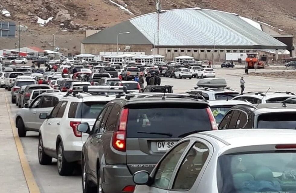Video: Falleció un turista en la frontera con Mendoza donde ya pasaron 5000 chilenos
