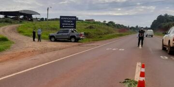 Choque entre un auto y una moto dejó dos heridos en Aristóbulo del Valle.