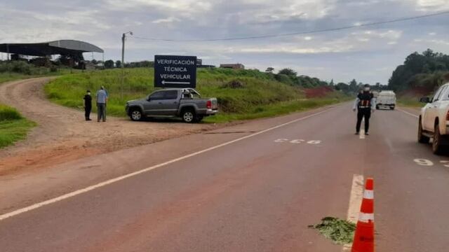 Choque entre un auto y una moto dejó dos heridos en Aristóbulo del Valle.