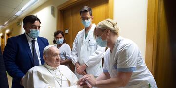 El papa Francisco habló sobre su operación de colon y el rol del enfermero que lo salvó.