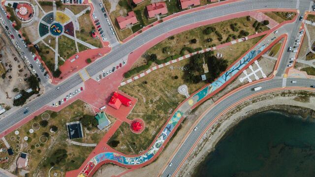 Pintada de flores autóctonas de la provincia en la calle interna del paseo de las rosas