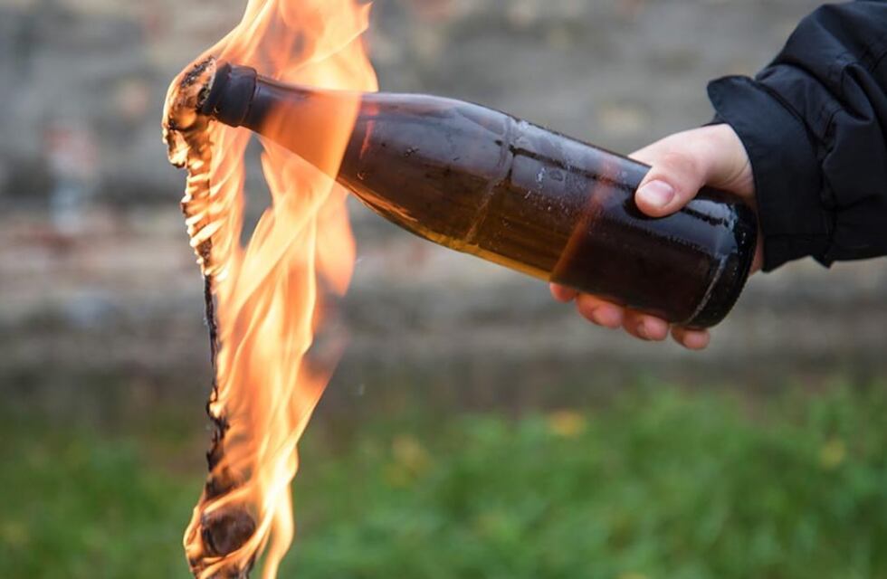 Violento ataque en zona sur de Rosario: arrojaron una molotov contra un departamento