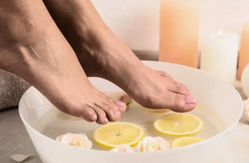Por qué hay que lavarse los pies con agua tibia y limón: para qué sirve