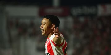 Con el arco abierto, sobre todo de visitante, Damián Puebla convirtió el 1-0 de Instituto en Mendoza (Javier Ferreyra / La Voz).