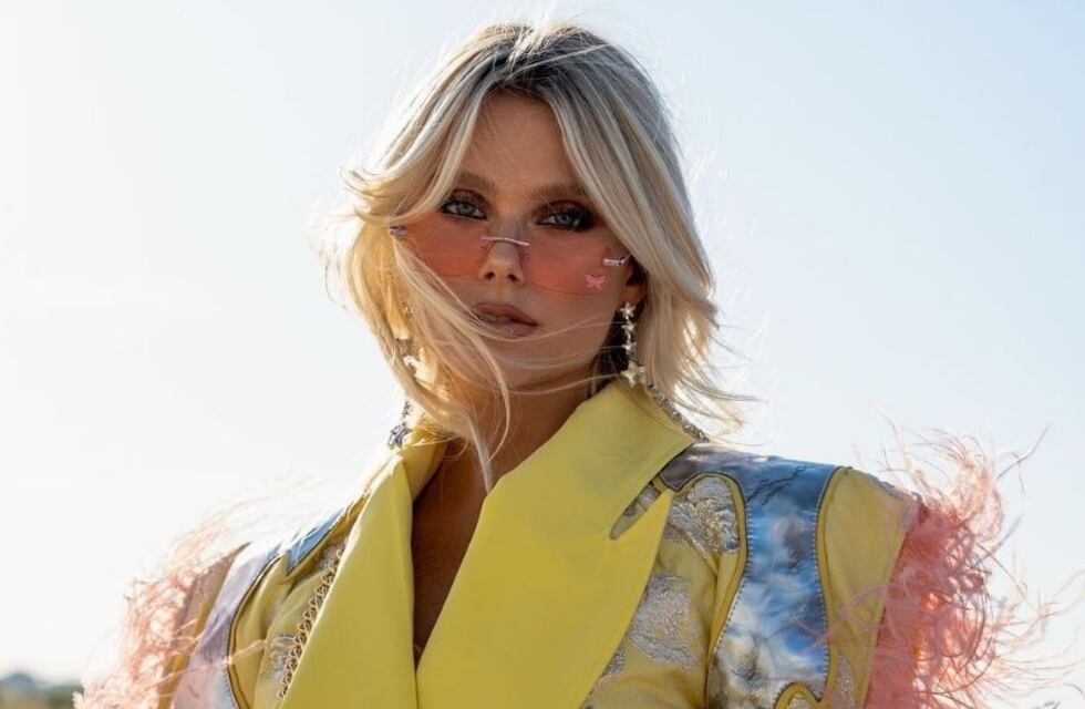 Valentina Zenere, la argentina de Elite, deslumbró en las redes con su look sombrío: vestido trenzado y súper tajo