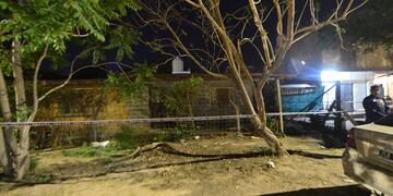Dos hermanas fueron asesinadas y enterradas en el fondo del patio de la casa en Cabalen al 6500 B° Arguello Autodromo. Foto Javier Ferreyra