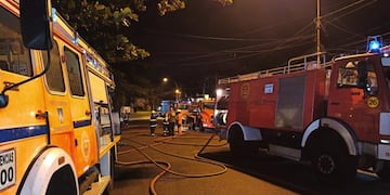 Un voraz incendio afectó a dos locales comerciales en Puerto Iguazú