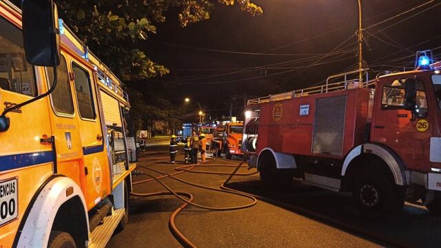 Un voraz incendio afectó a dos locales comerciales en Puerto Iguazú