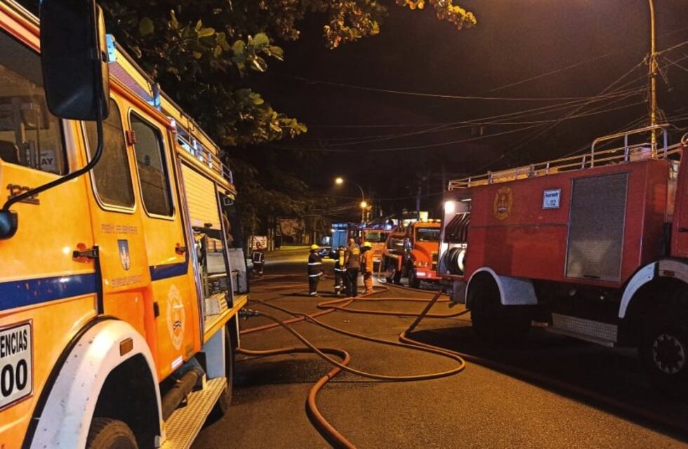 Un voraz incendio afectó a dos locales comerciales en Puerto Iguazú
