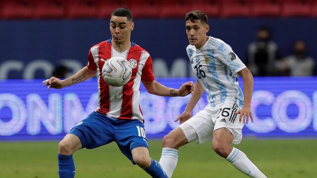 El lateral cordobés Nahuel Molina controló a Almirón, de los más peligrosos del rival Copa América en Brasilia. (AP)