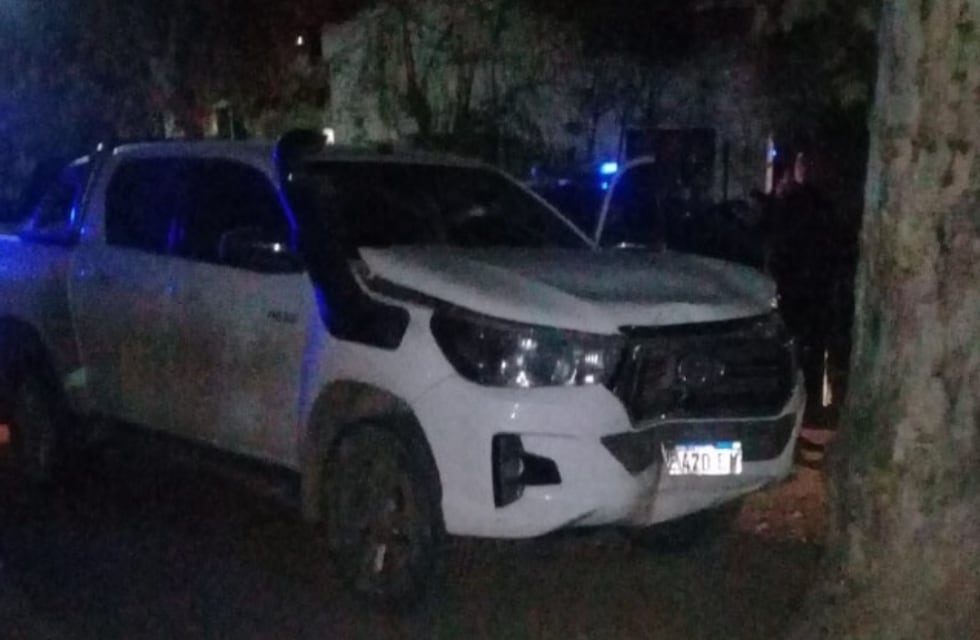Persecución de película: robó una camioneta y terminó chocando contra un plátano en Colonia Caroya