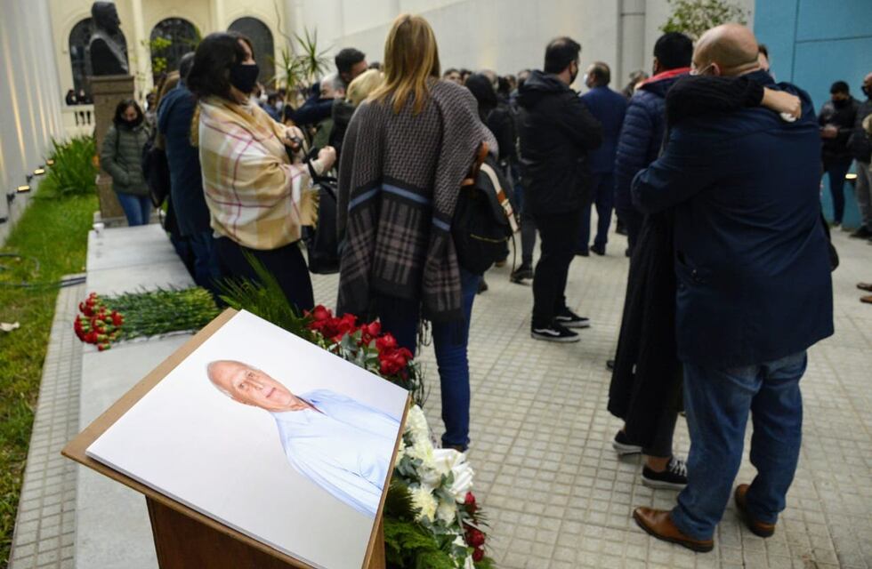 Sin velorio, conocidos y allegados de Miguel Lifschitz lo despiden en la Biblioteca Argentina
