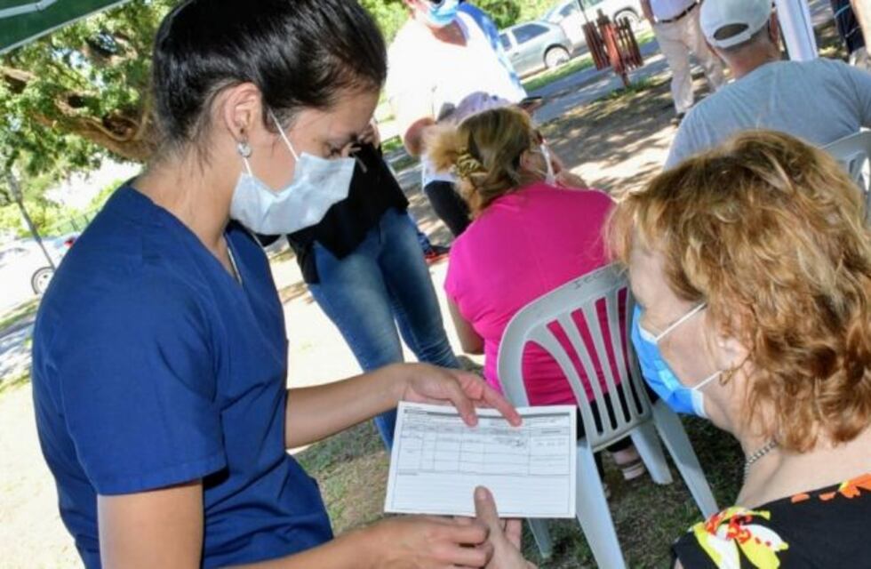 Córdoba: anunciaron una tercera dosis de refuerzo contra el Covid-19 para adultos mayores