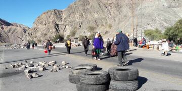Imagen del piquete instalado en proximidades del puesto de control de la Gendarmería Nacional en la intersección de las rutas nacionales 9 y 52, en Jujuy.