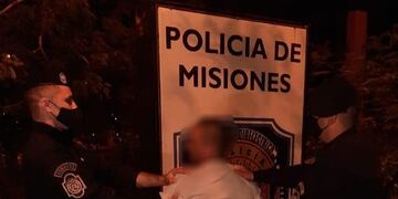 En Posadas, la victima denunció que el violente se atrincheró armado con sus hijos menores de edad.
