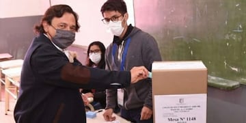 Gustavo Sáenz votó en el colegio Nacional
