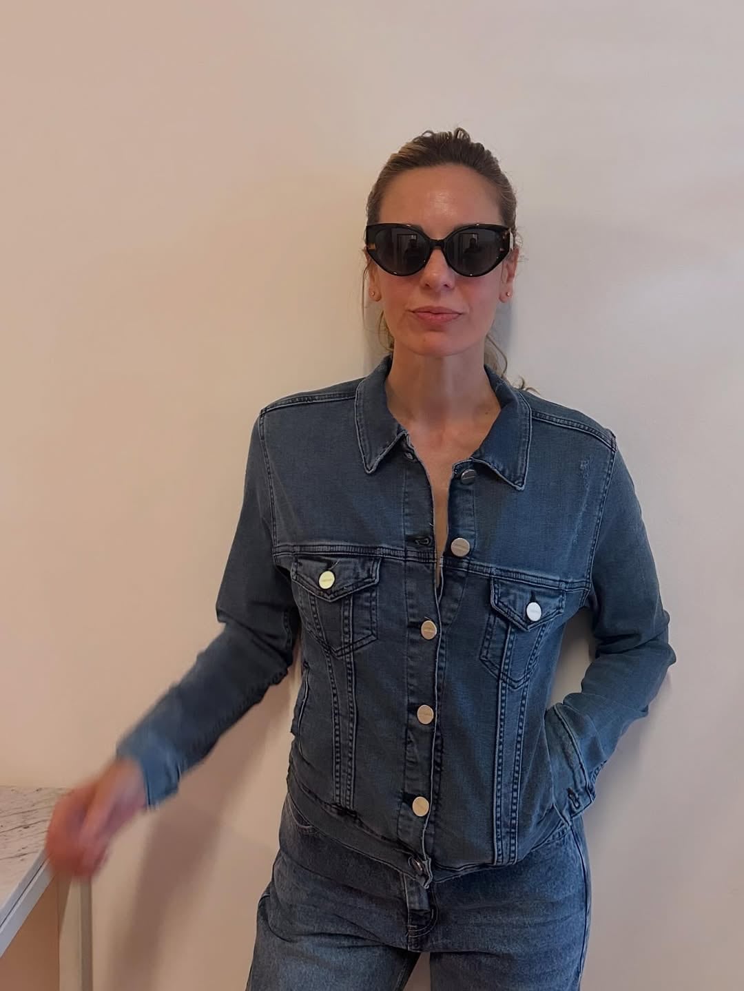 Julieta Cardinali eligió el vestido tendencia del verano y dio cátedra de estilo