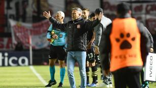 San Martín de Tucumán, dirgido por Diego Flores, se quedó sin chances de ascender. El DT está en la mira de Belgrano (Prensa)