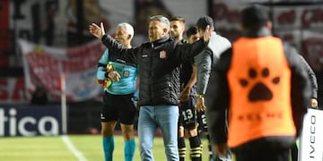 San Martín de Tucumán, dirgido por Diego Flores, se quedó sin chances de ascender. El DT está en la mira de Belgrano (Prensa)