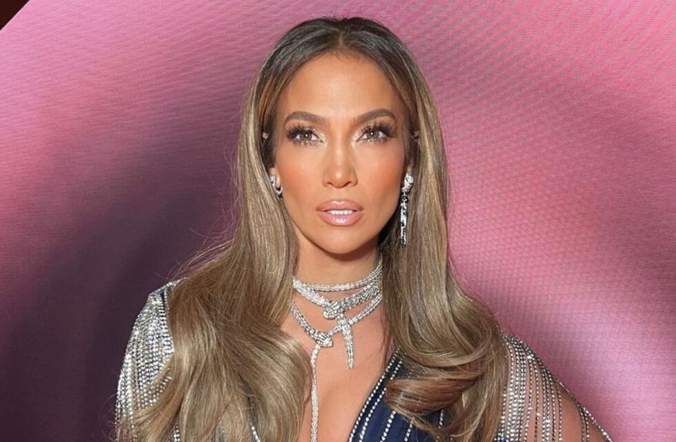 Jennifer Lopez posó en una microbikini amarilla y dejó a la vista el tatuaje que se hizo por Ben Affleck