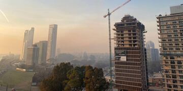 Este viernes, el aire fue irrespirable en Rosario por el humo. (@MauroYasprizza)