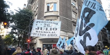 Cientos de militantes se acercaron este lunes al departamento de Cristina Kirchner en Recoleta.