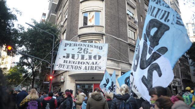 Cientos de militantes se acercaron este lunes al departamento de Cristina Kirchner en Recoleta.